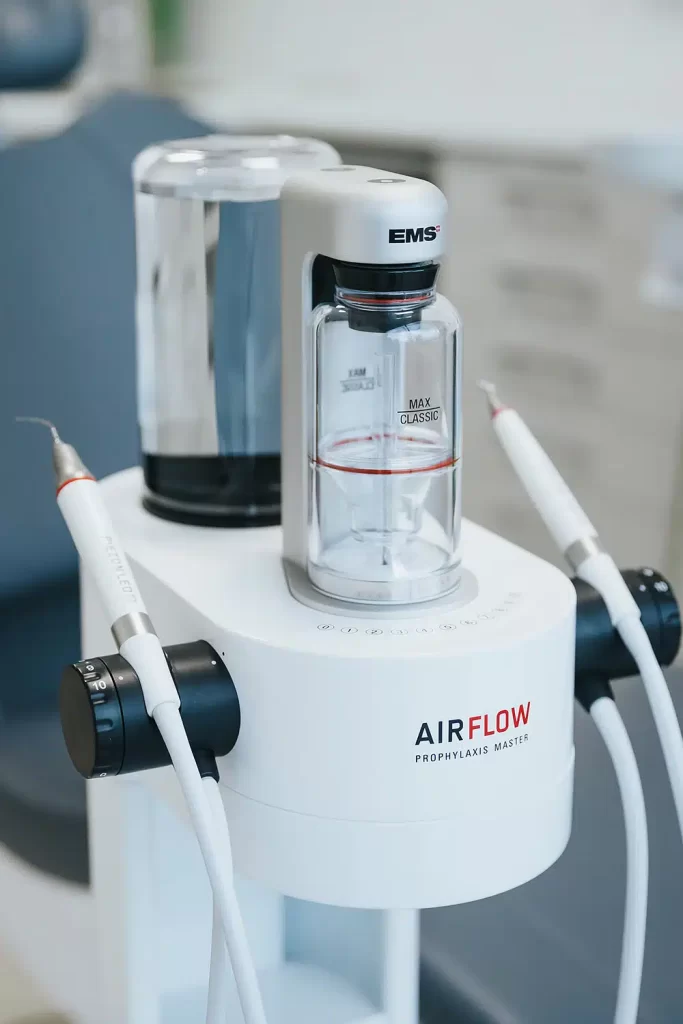 Aparelho Airflow Prophylaxis Master (EMS) usado na limpeza de dentes e profilaxia na clínica do Dr. Ronaldo Junior em Sorocaba